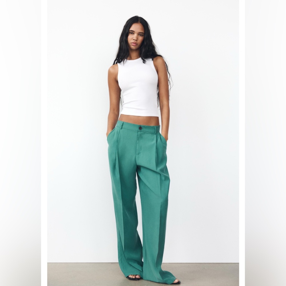 ZARA, FLOWY PLEATED PANTS
BOTTLE GREEN